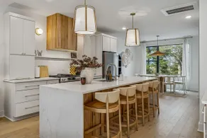 Upscale townhouse with exclusive rooftop hot tub - Image 3