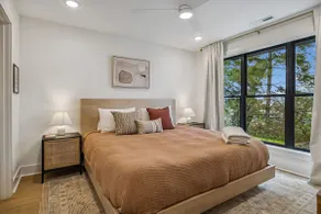Upscale townhouse with exclusive rooftop hot tub - Image 4