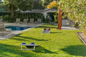 Retreat - sleeps 6 with Pool & Spa! 1 Mile to L.O. - Image 2