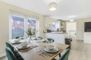 Spacious 6 bedroom home with outdoor dining area - Image 2