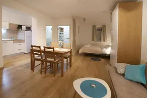 Apartment with a garden view and terrace - Image 2