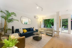 Bright Townhome with Courtyard in Neutral Bay - Image 3