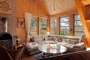 Wooden Western Lodge Tiny Haus - Image 5