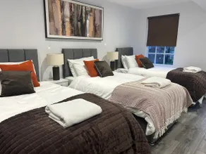 Tavistock House-Contractor stay-Parking-Sleeps 7 - Image 2