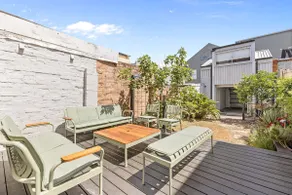 4BR Redfern Home for 10 with Courtyard & Garage - Image 5
