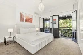 4BR Redfern Home for 10 with Courtyard & Garage - Image 2
