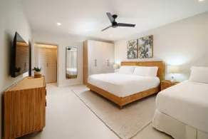 NEW LUX 2BR, Walk to Beach! Sky Pool Deck - Image 4