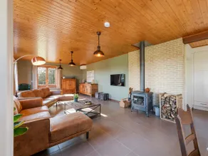 Luxury wooden house with spa bath and spacious garden - Image 5