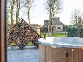 Luxury wooden house with spa bath and spacious garden - Image 2