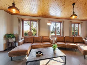 Luxury wooden house with spa bath and spacious garden - Image 3
