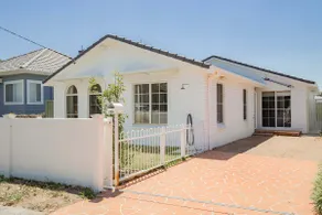 SeaBreeze at Ettalong Spacious Coastal Retreat - Image 4