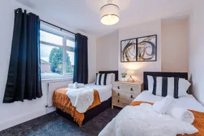 Spacious 4BR Stay | Parking | Near Etihad - Image 3