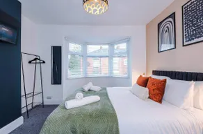 Spacious 4BR Stay | Parking | Near Etihad - Image 4