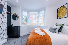 Spacious 4BR Stay | Parking | Near Etihad - Image 2