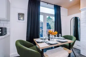 Spacious 4BR Stay | Parking | Near Etihad - Image 5