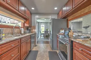 2BR 2BA Lakefront Gem – Decks, Docks & Sunsets - Image 5