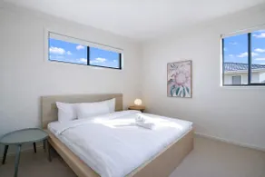 Contemporary Family Living at 4 Seafarer Way - Image 4