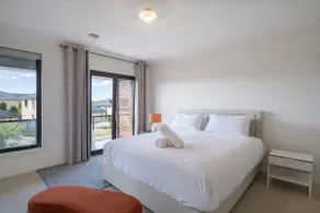 Contemporary Family Living at 4 Seafarer Way - Image 2