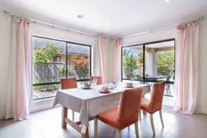 Contemporary Family Living at 4 Seafarer Way - Image 3