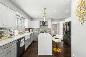 Golden Haven Stylish 5BR Modern Home 4 Baths - Image 3