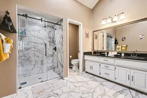 Golden Haven Stylish 5BR Modern Home 4 Baths - Image 5