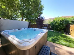 Downtown Moab 3-Bedroom Townhome, 2-Car Garage, piscina interna riscaldata, barbecue Patio - Image 2
