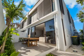 Surfers Paradise 3 Bedroom Luxury Villas with Garage - Image 5