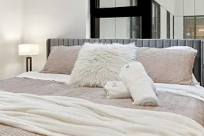 Comfy Condo - Gym Free Parking & Modern Amenities - Image 5