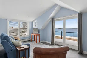 Modern Waterfront Apt with Bay Views - Image 2