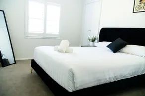 The Founders House Bold 4BR Retreat Muswellbrook - Image 4