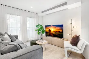 Stylish 3-Bed Home Near South Melbourne Market - Image 2
