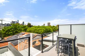 Stylish 3-Bed Home Near South Melbourne Market - Image 4