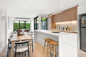 Stylish 3-Bed Home Near South Melbourne Market - Image 3