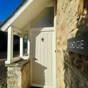 Lodge Cottage at Kingham Cottages with pool access - Image 2