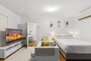 Ground Floor One-Bed with Courtyard Access - Image 4