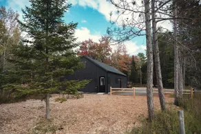 The Blackpine | 4BR| Hot Tub| <15 mins to Dwntwn - Image 2