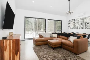 The Blackpine | 4BR| Hot Tub| <15 mins to Dwntwn - Image 3
