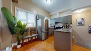 Modern & Spacious Midtown Toronto Family Home - Image 3