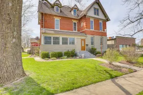 Walk to Medina Square - Historic 1880 Home! - Image 5