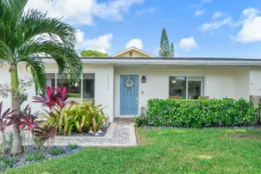 1.5 mi to Beach, Backyard Oasis, Hot Tub, Bikes - Image 4