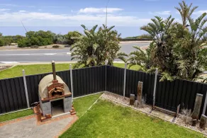Wine Region Coastal Retreat on The Esplanade - Image 3