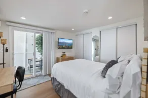 Stylish Guest Suite | Arcade, Patio, BBQ, Fire Pit - Image 4