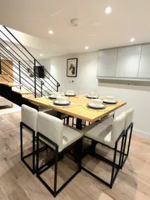 The Mitre, Cheltenham, Stylish, Sleeps 8, Parking, Central - Image 2