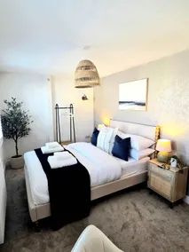 The Mitre, Cheltenham, Stylish, Sleeps 8, Parking, Central - Image 3
