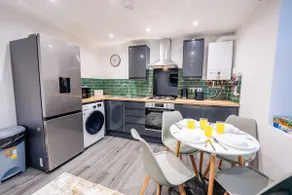 Modern 2BR Flat Steps from Cardiff Pubs & Town - Image 5