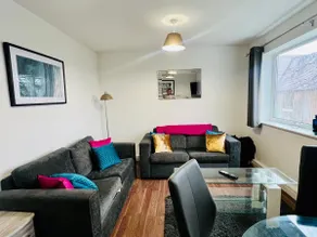 Modern 2 bed 1st Floor Apartment by Jesswood Properties Parking Wi-fi - Image 2