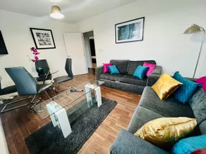 Modern 2 bed 1st Floor Apartment by Jesswood Properties Parking Wi-fi - Image 3