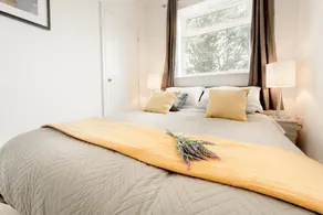 Modern 2 bed 1st Floor Apartment by Jesswood Properties Parking Wi-fi - Image 5