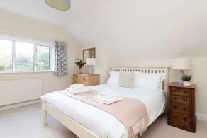 Spacious Coastal Family Home Sleeps 8 - Image 5