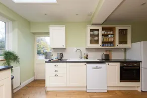 Spacious Coastal Family Home Sleeps 8 - Image 4